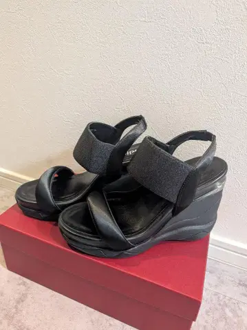 +diana 블랙 웨지 샌들