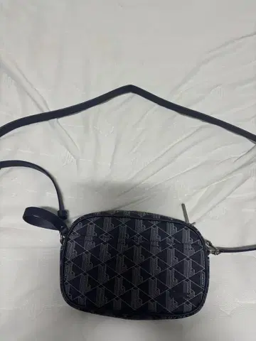 라코스테 LACOSTE 모노그램 슬림 크로스 오버 백