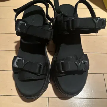 yello 샌들 블랙 스포츠 샌들 Y 로고