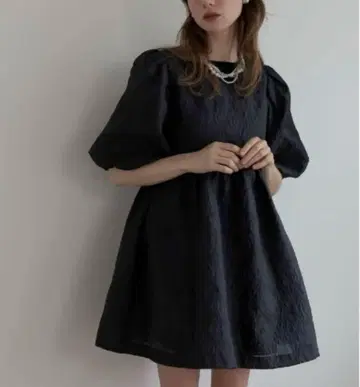 MEISM 백 리본 퍼프 슬리브 자카드 원피스 블랙