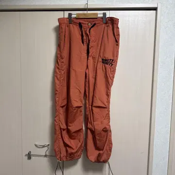 9090 벌룬 팬츠 여름용 오렌지 컬러 로고
