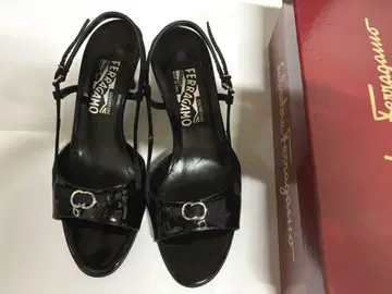 페라가모 블랙 샌들 미들 힐 7C