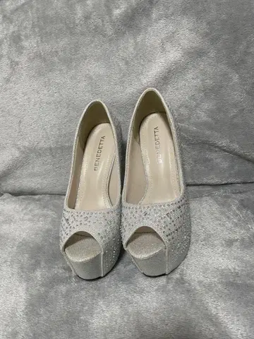 실버 비쥬가 장식된 오픈토 하이힐
