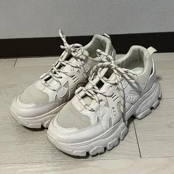 화이트 메쉬 스니커즈 통굽