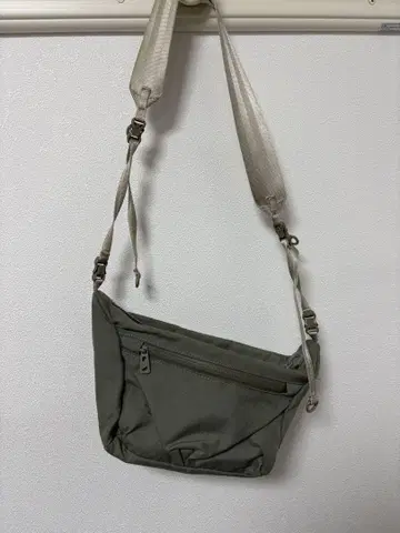 F/CE. 올리브 그린 숄더백