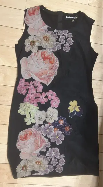 중고 새상품급 Desigual 꽃무늬 슬리브리스 OP