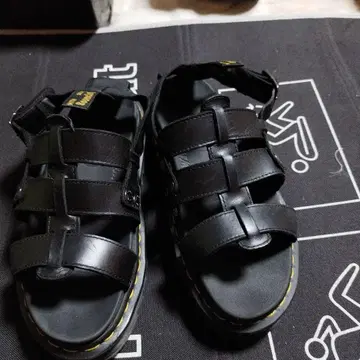 Dr.Martens 샌들 블랙 가죽 통굽