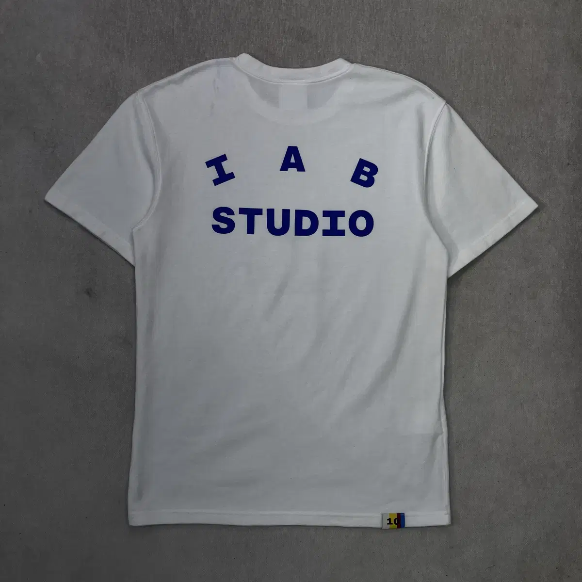【IAB Studio】★送料・関税込★10周年記念Tシャツ 아이앱 스튜디오 10주년 티셔츠 팩 화이트 & 블랙 (2개입) | IAB