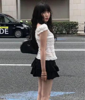 프릴이 달린 화이트 코튼 상의
