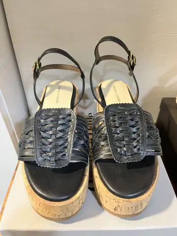 Odette e Odile 와라치 웨지 샌들 블랙