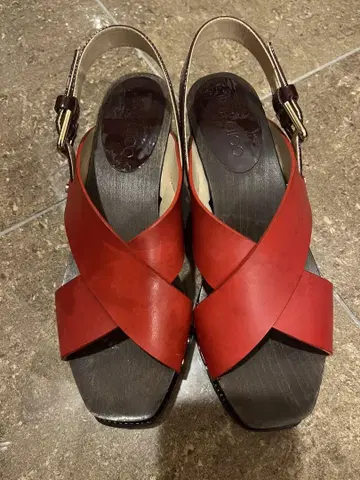 JIMMY CHOO 빨간색 크로스 스트랩 샌들 AIX/W 60