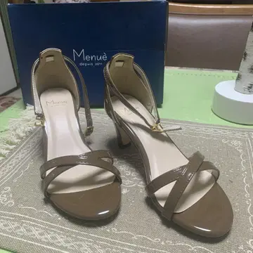 므뉴 에나멜 힐 샌들