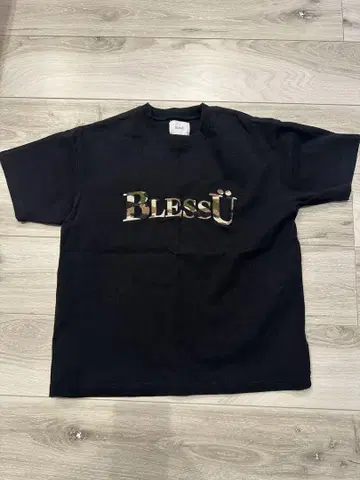 BlessU 블랙 티셔츠 S 사이즈