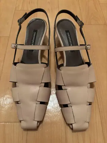 베이지 가죽 스트랩 샌들