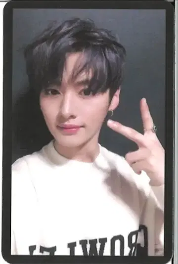 StrayKids LeeKnow YELLOW WOOD 검은색 테두리