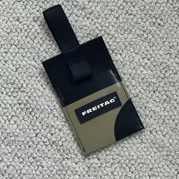 프라이탁 F513 ORBITER 금 블랙 새상품 트래블 라벨