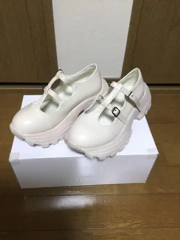 스트랩이 달린 통굽 스니커즈