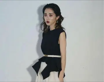 Andrea&co. 비대칭 밑단 디자인 상의