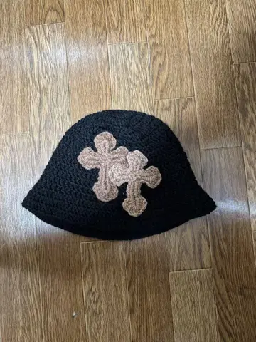 YARN 크로스 모티브 모자 블랙
