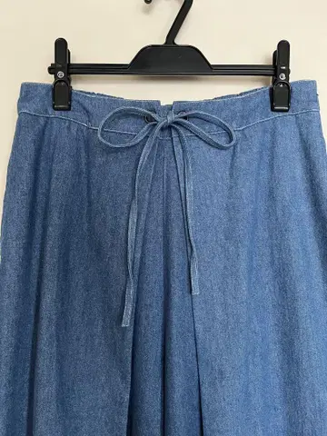 네이비 리본 포함 턱이 있는 와이드 데님 팬츠 뒷면 밴딩 프리 사이즈