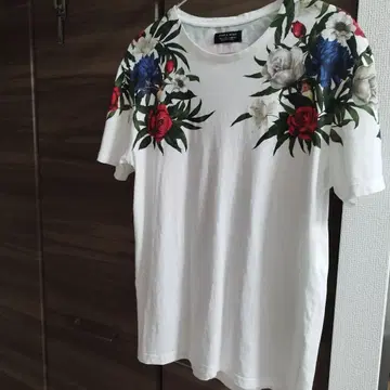 자라 맨 플라워 프린트 티셔츠