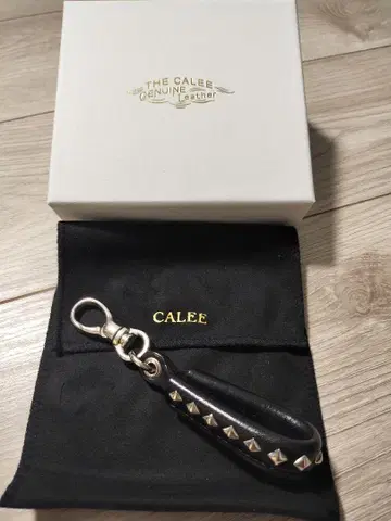 CALEE 칼리 스터드 천연 가죽 키링