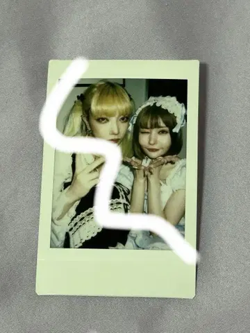 악마의 키스, 섬뜩함, 카테이 카테이, 폴라로이드