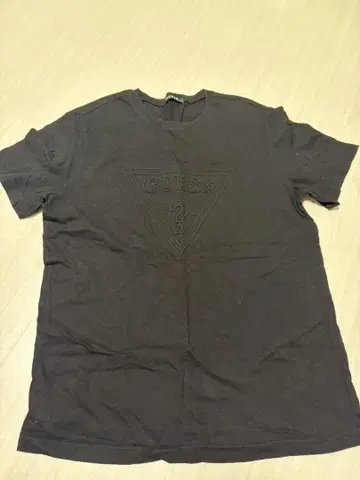 GUESS 블랙 티셔츠 엠보싱 로고