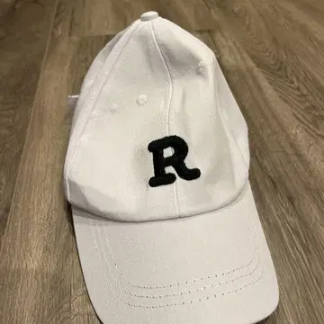 화이트 R 자수 캡
