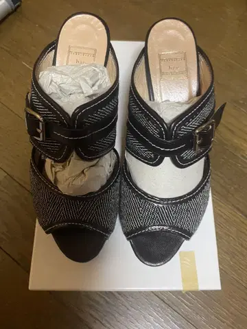 블랙과 화이트 샌들 힐 22.5