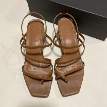 뷰티 앤 유스 샌들 베이지 36