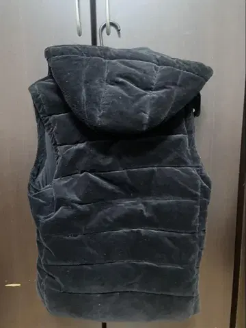 후드 부착 블랙 다운 베스트
