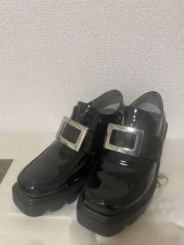 블랙 버클이 달린 통굽 로퍼