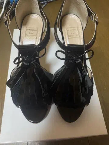 프린지 블랙 에나멜 샌들 22.5