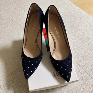 긴자 카네마츠 스터드 네이비 펌프스