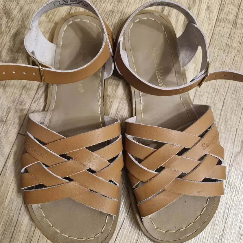 現在開催中のキャンペーン＆お得情報 Salt Water Retro Tan Size 7 (240) on Bunjang Global Site. サンダル