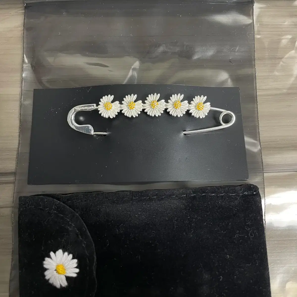PEACEMINUSONE PMO DAISY SAFETY PIN PMO DAISY SAFETY PIN #1