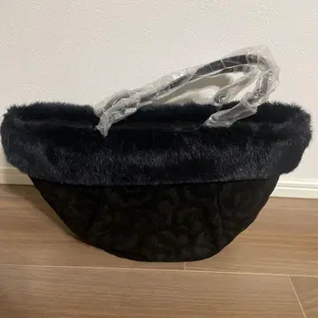 퍼가 달린 블랙 토트백