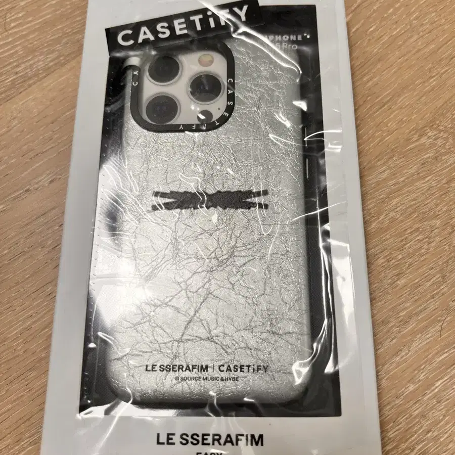 宅配 Le #르 Pro 15 iPhone Case Collaboration Casetify Sserafim iPhoneアクセサリー