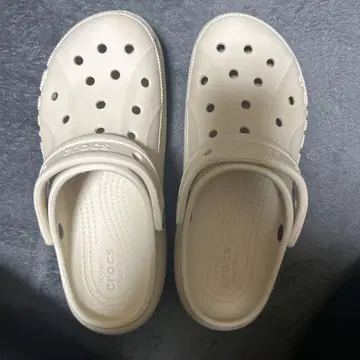Crocs 베이지 크로그 샌들