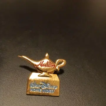 알라딘 램프형 핀 배지 디즈니