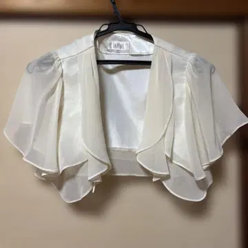 프릴이 달린 아이보리 숏 가디건