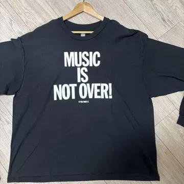 롱 T 셔츠 MUSIC IS NOT OVER 로고