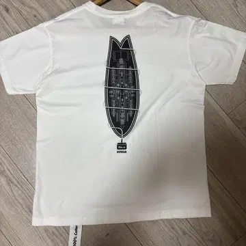 This is L 사이즈 화이트 서핑보드 티셔츠