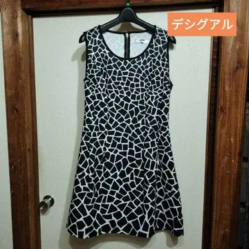 신상품 미사용 화이트 블랙 기하학 패턴 슬리브리스 원피스 데시구알