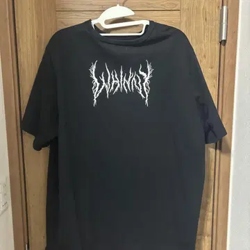 블랙 티셔츠 로고 프린트 whinny