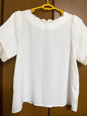 natural couture 튤립 슬리브 스캘럽 넥 블라우스