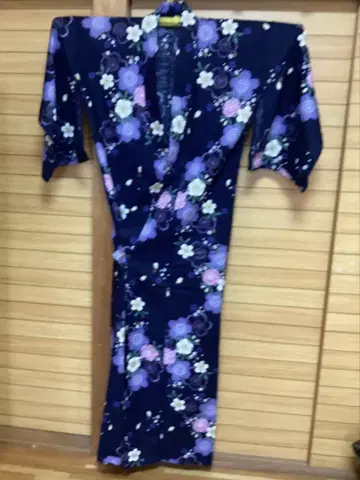 유카타 다크 네이비 색상에 풍성한 꽃무늬