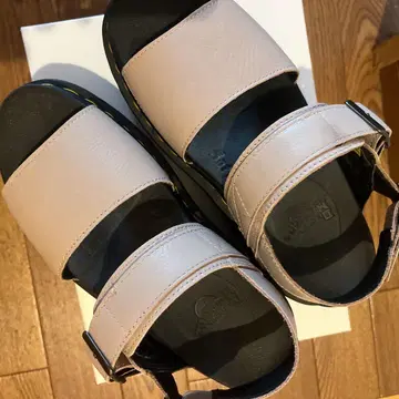 Dr. Martens 샌들