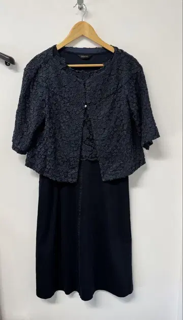 다크 네이비 자켓과 드레스 세트